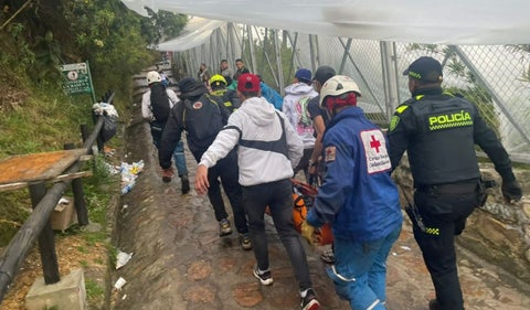 Menor y adulto mayor cayeron a un barranco en Monserrate