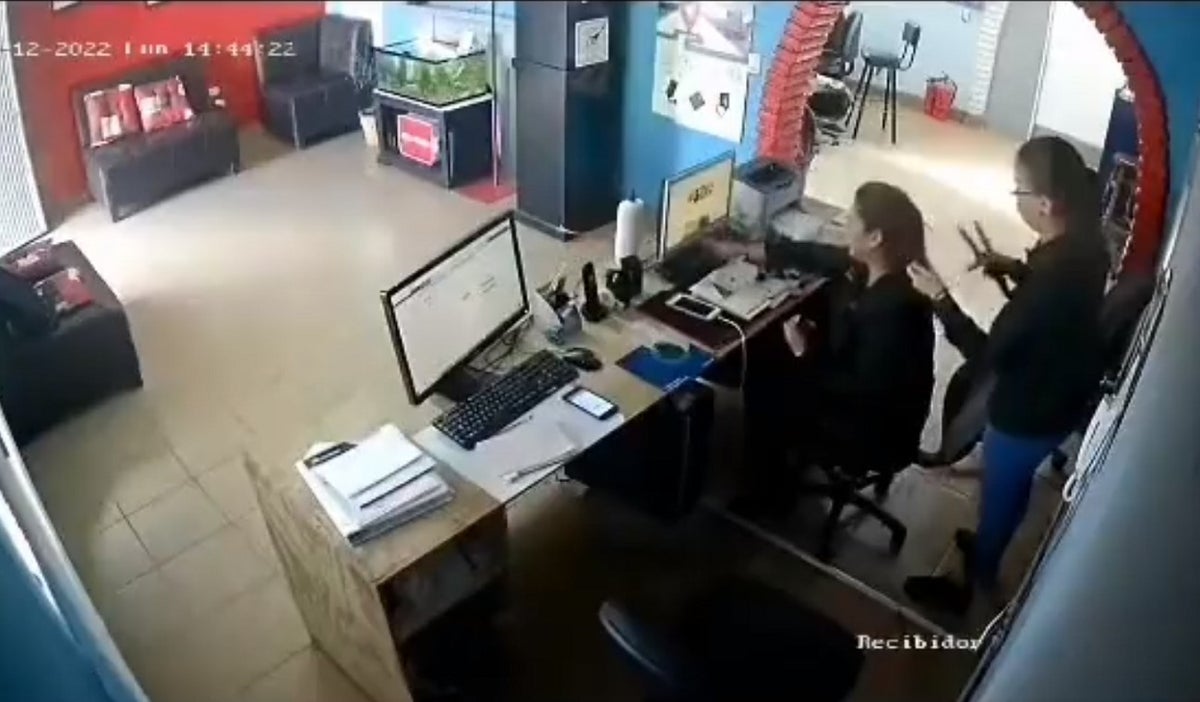Mujeres peinándose en horas laborales