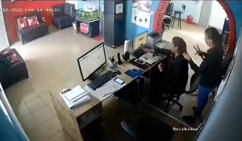 Mujeres peinándose en horas laborales