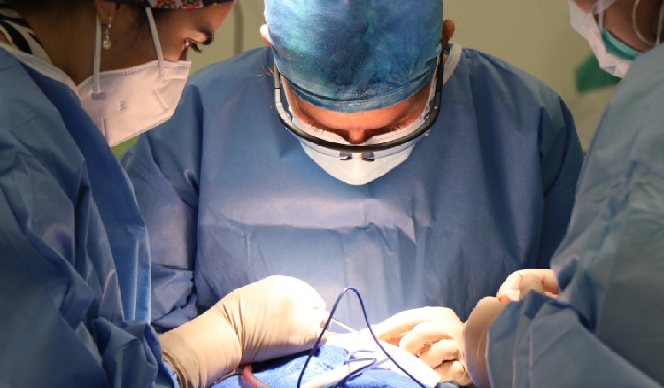 Mujer le aplicaron aceite en una operación.