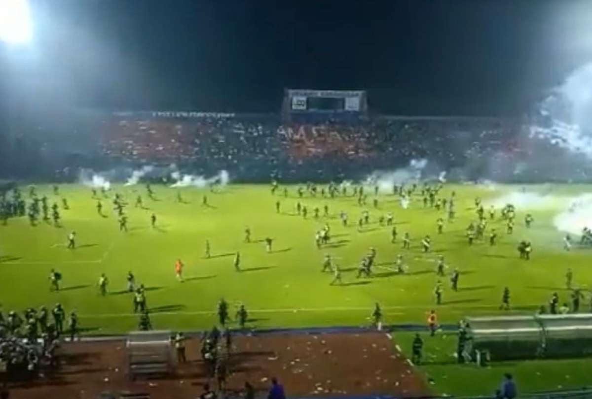 Disturbios en partido de fútbol en Indonesia
