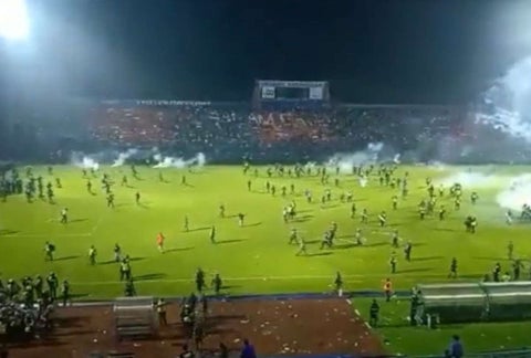Disturbios en partido de fútbol en Indonesia