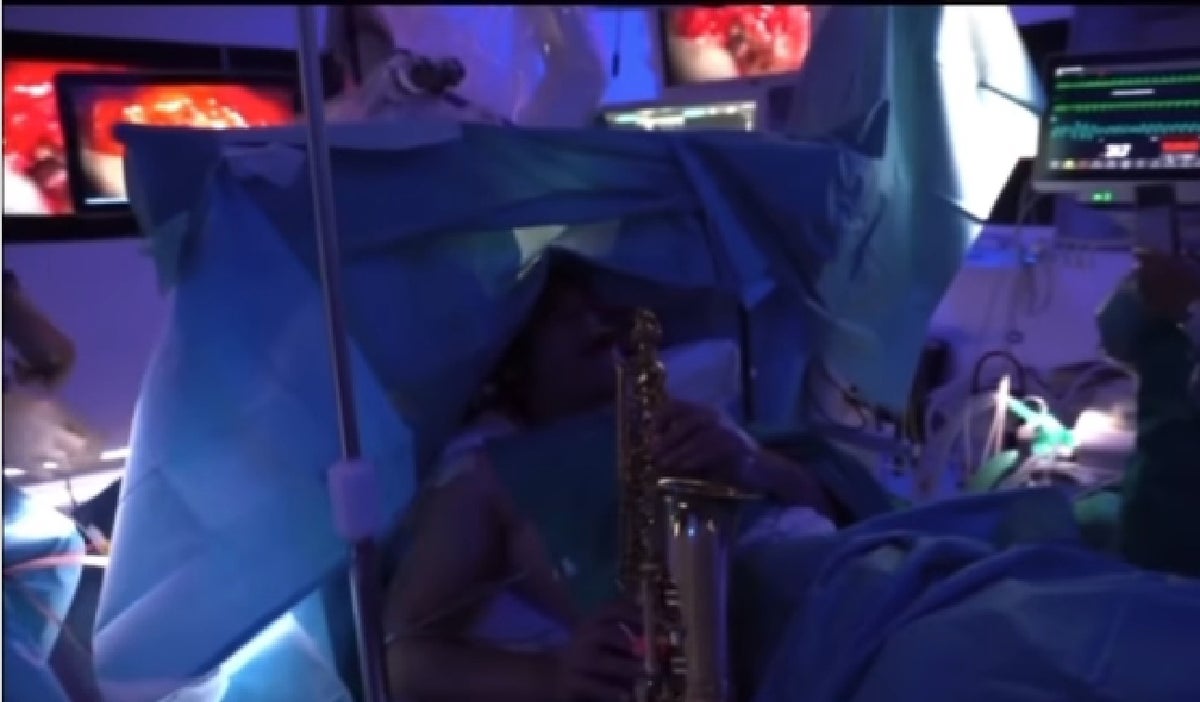 Músico toca saxofón