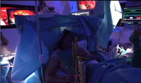Músico toca saxofón