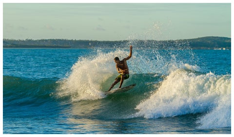 Surfista pasó tremendo susto porque casi se lo come un tiburón