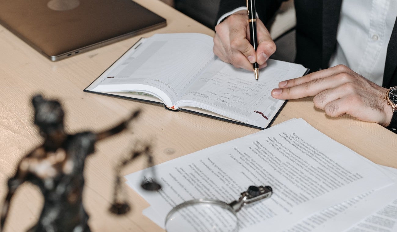 Persona firmando un testamento