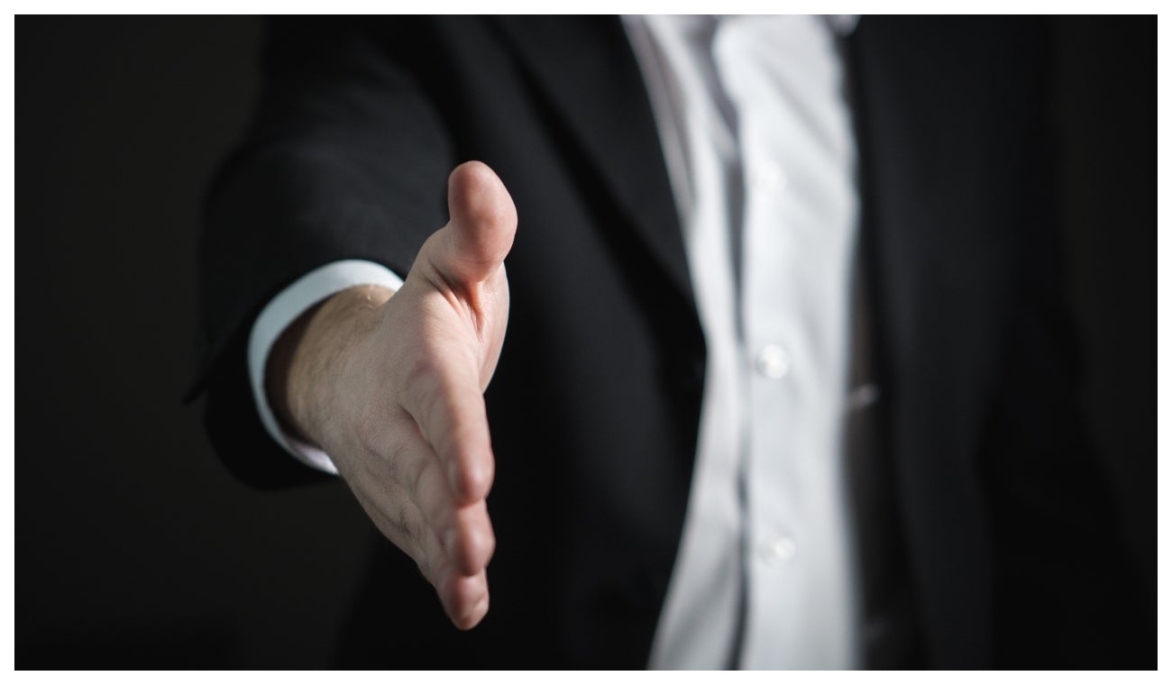 Hombre estrechando la mano al ser contratado