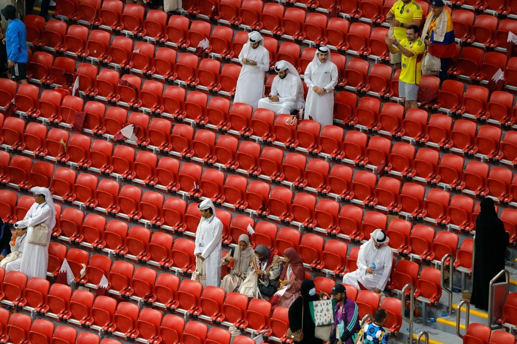 Hinchas de Qatar abandonan el estadio