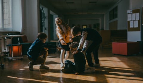 Mamá entró al aula de clases a defender a su hijo.