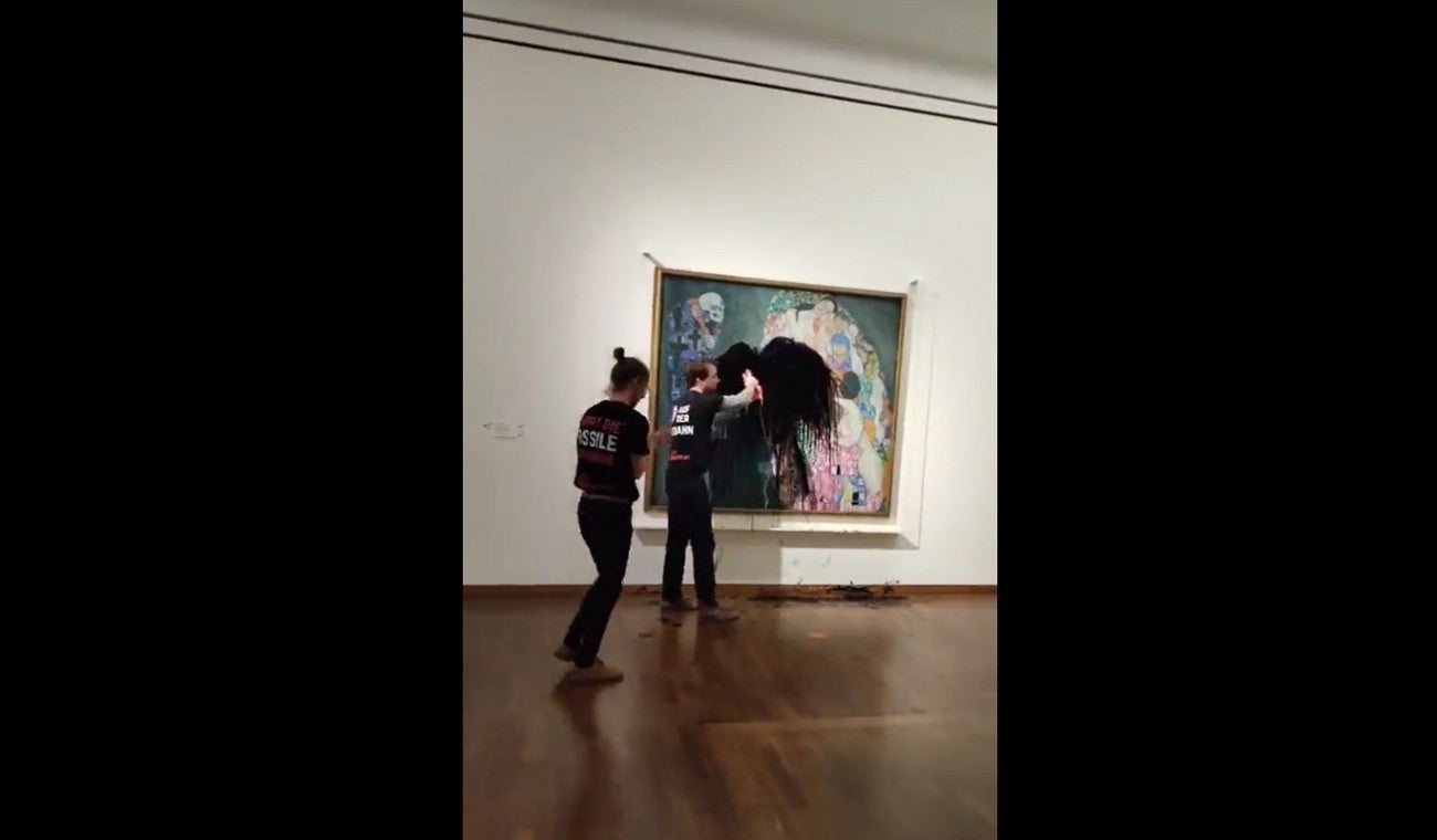 Activistas arrojaron petróleo sobre cuadro de Klimt