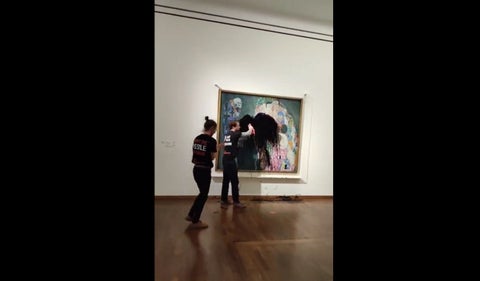 Activistas arrojaron petróleo sobre cuadro de Klimt