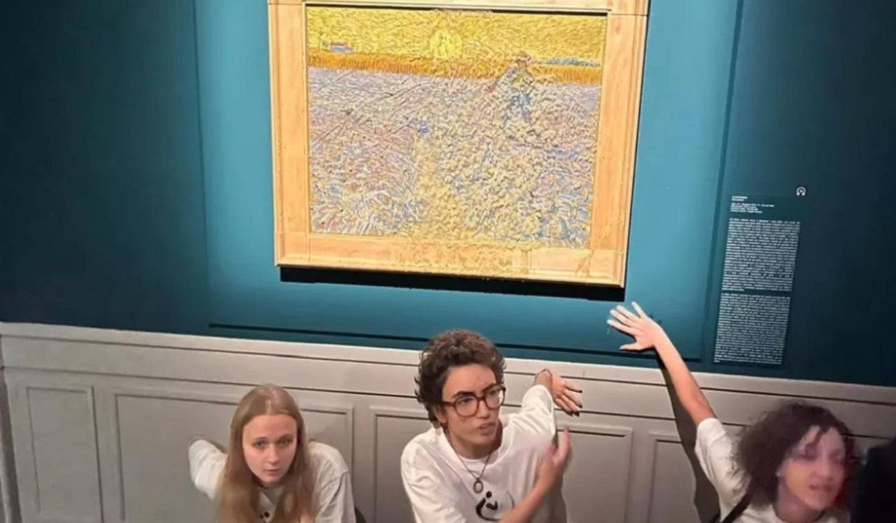 Arrojan puré de verduras en la pintura "El sembrador" de Van Gogh