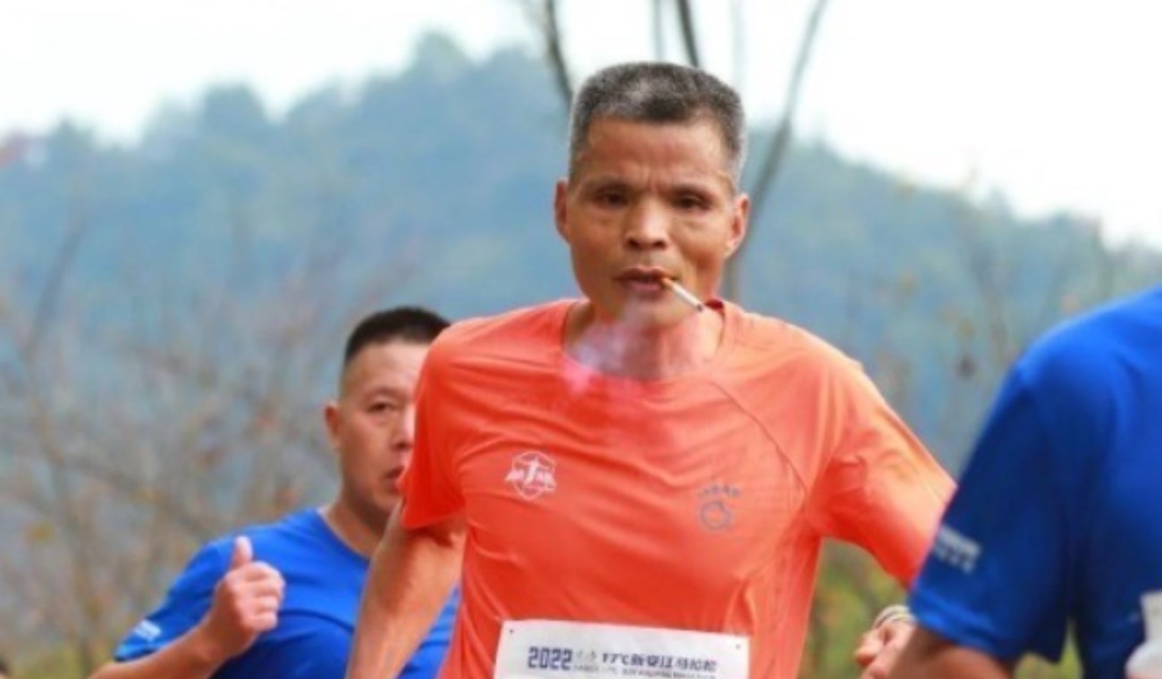 Atleta corrió una maratón fumando: tío Chen