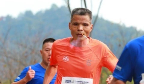 Atleta corrió una maratón fumando: tío Chen