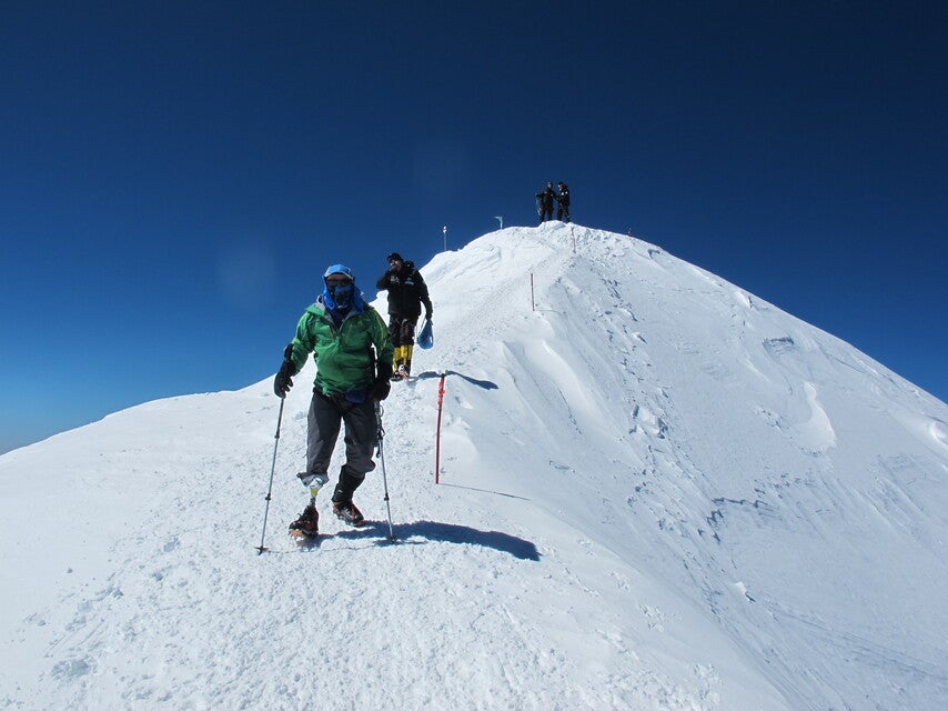 Nelson Cardona escaló el Everest con una prótesis