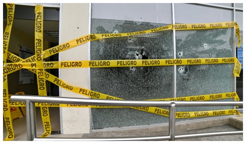 Vidrios rotos por actos violentos en Ecuador