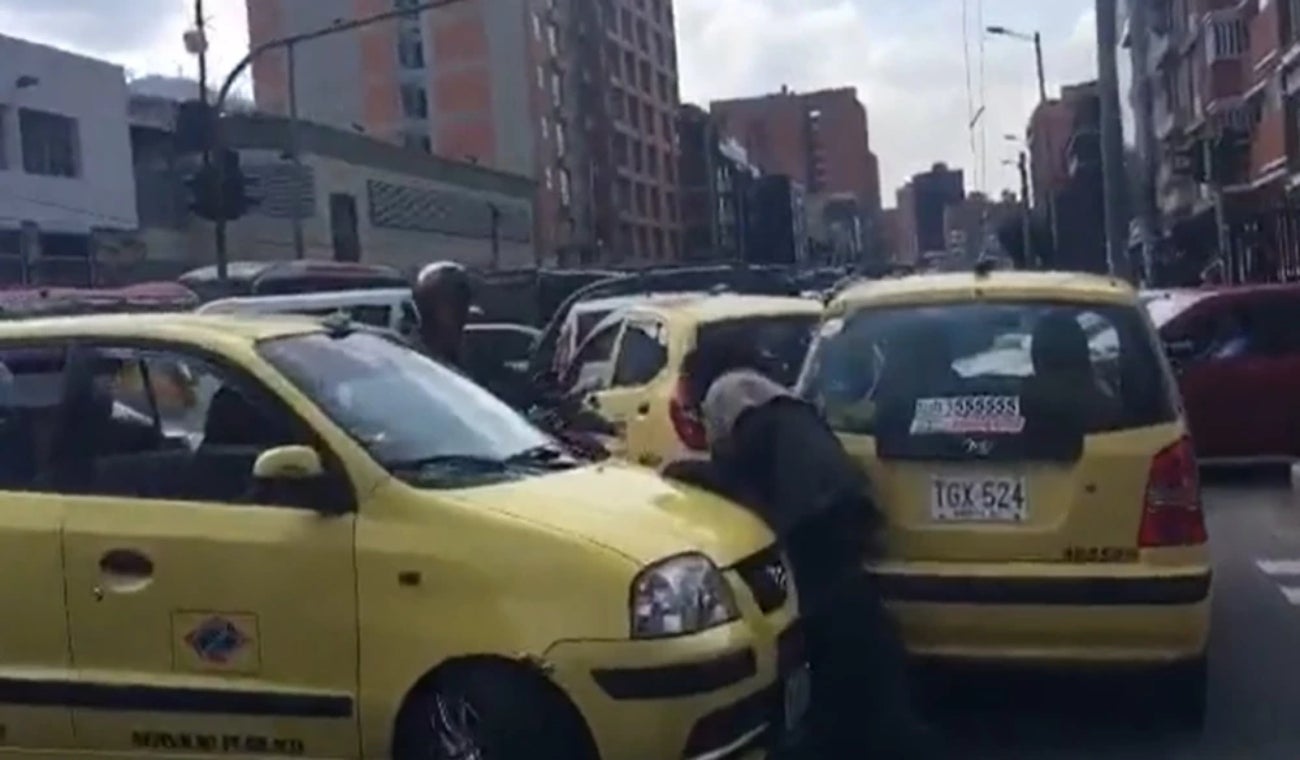 Habitante de calle resuelve trancón en Bogotá
