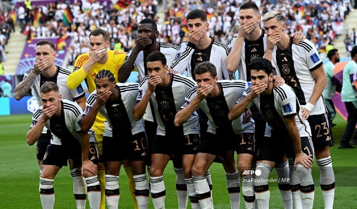 Jugadores de Alemania se tapan la boca como gesto de protesta