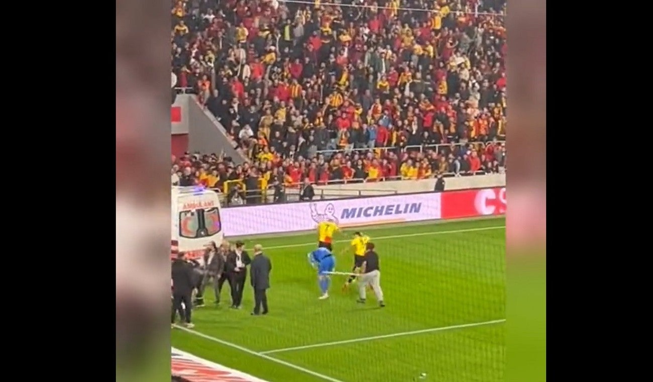 La brutal agresión de un hincha a un arquero