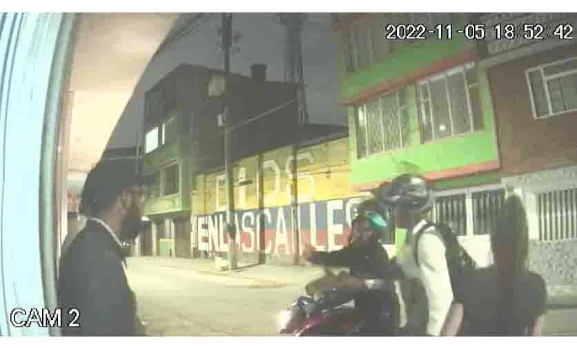 Ladrones en Bogotá ahora saludan de mano a sus víctimas: impactante video