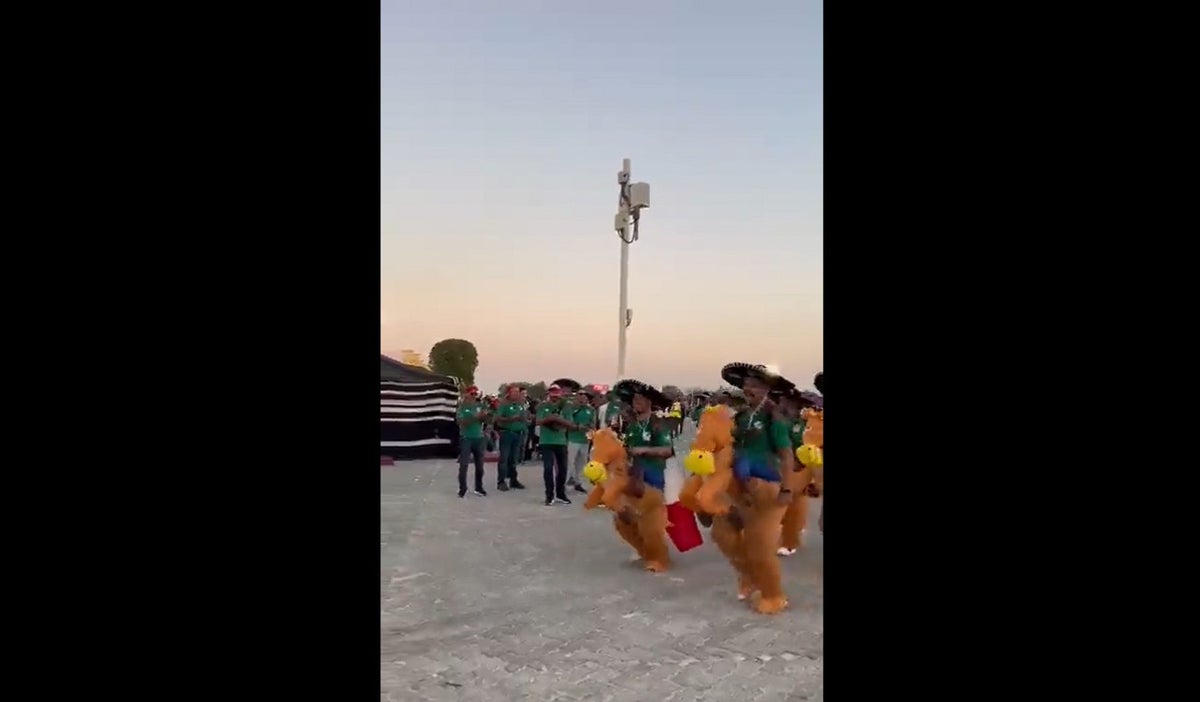 Mexicanos escoltaron a Policías con caballos inflables
