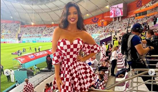 Modelo reta leyes de Qatar con sensual vestimenta en los estadios