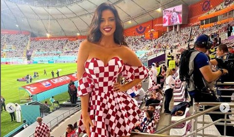 Modelo reta leyes de Qatar con sensual vestimenta en los estadios