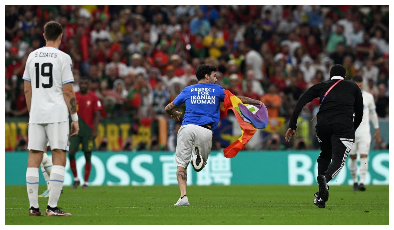 Hincha que saltó a la cancha en el partido Portugal vs Uruguay