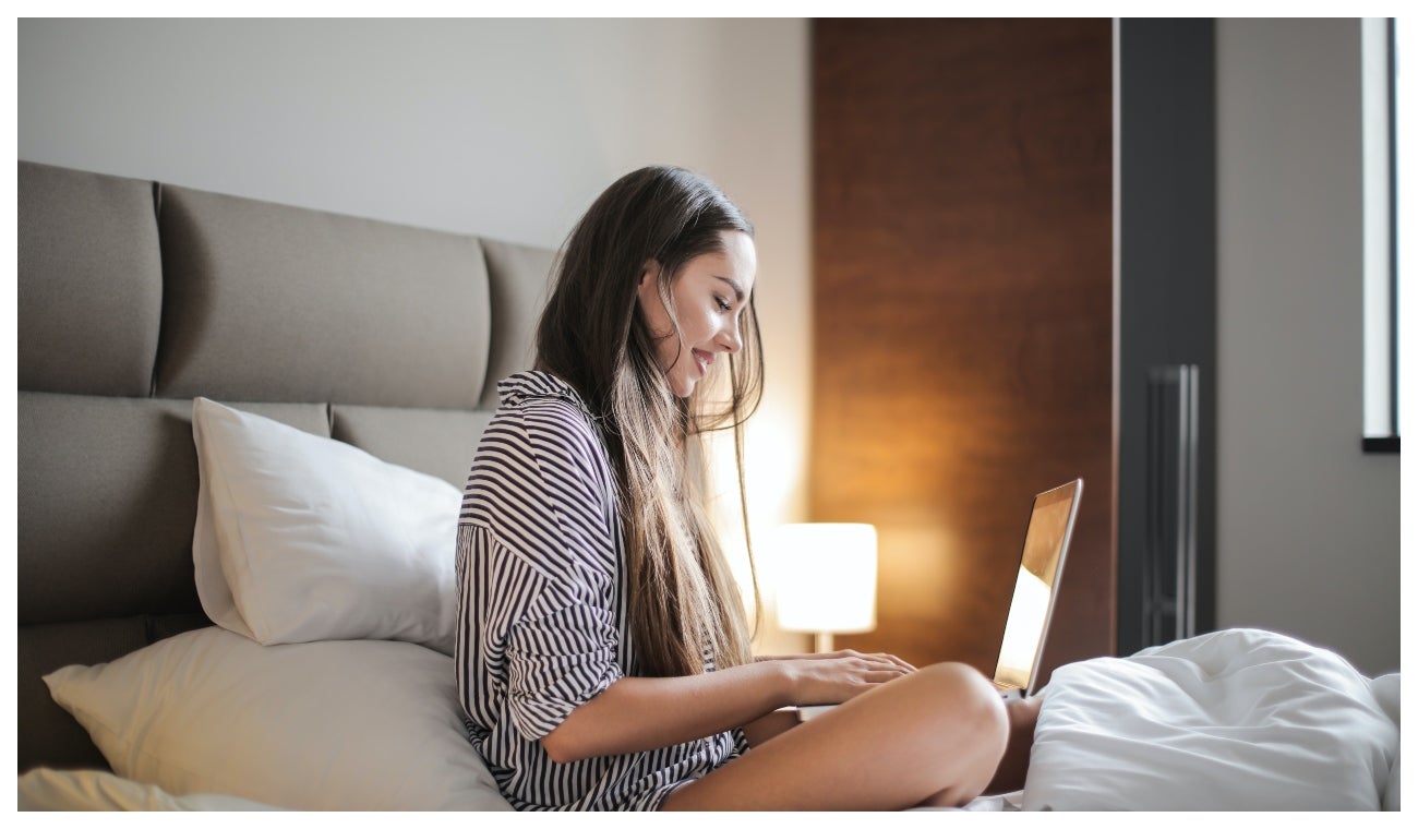 Persona viendo películas por plataformas streaming