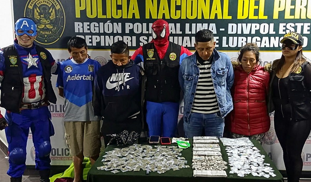 Policías disfrazados de Avengers capturan a vendedores de cocaína