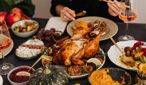 Platos de comida en un cena con pavo