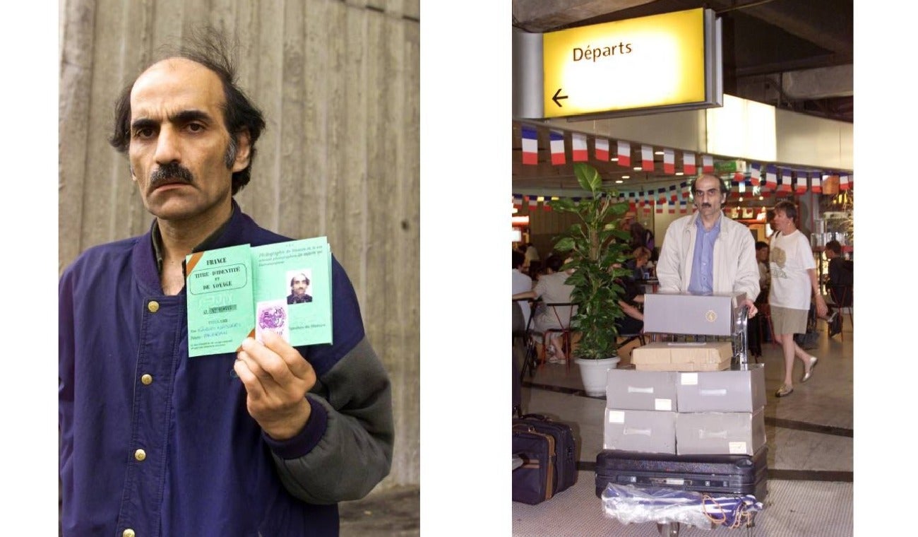 Hombre muestra su identificación y carga con equipaje en un aeropuerto
