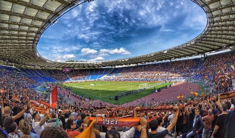 Recinto deportivo con muchos aficionados