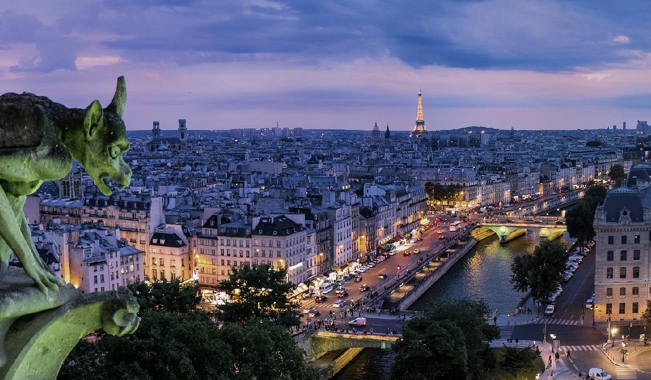 Edificios al atardecer en París, al fondo la Torre Eiffel.