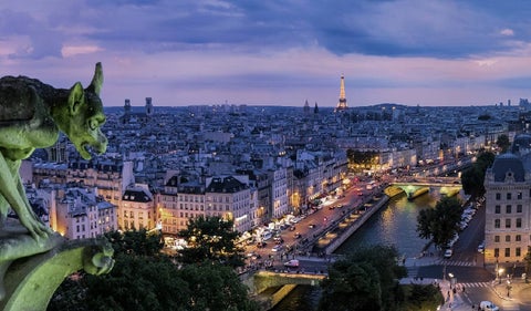 Edificios al atardecer en París, al fondo la Torre Eiffel.