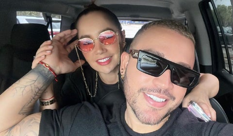 Hombre y mujer felices, dentro de un carro