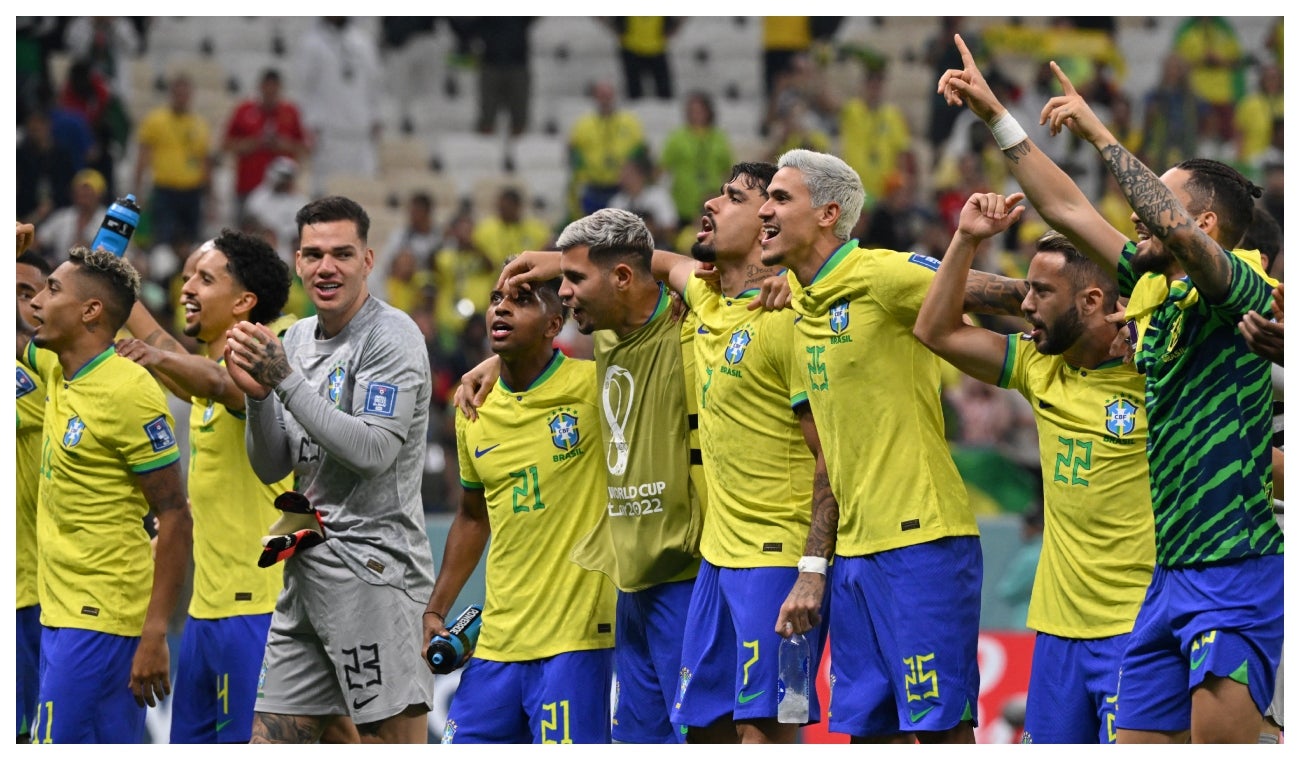 Selección de Brasil celebrando su victoria contra Serbia