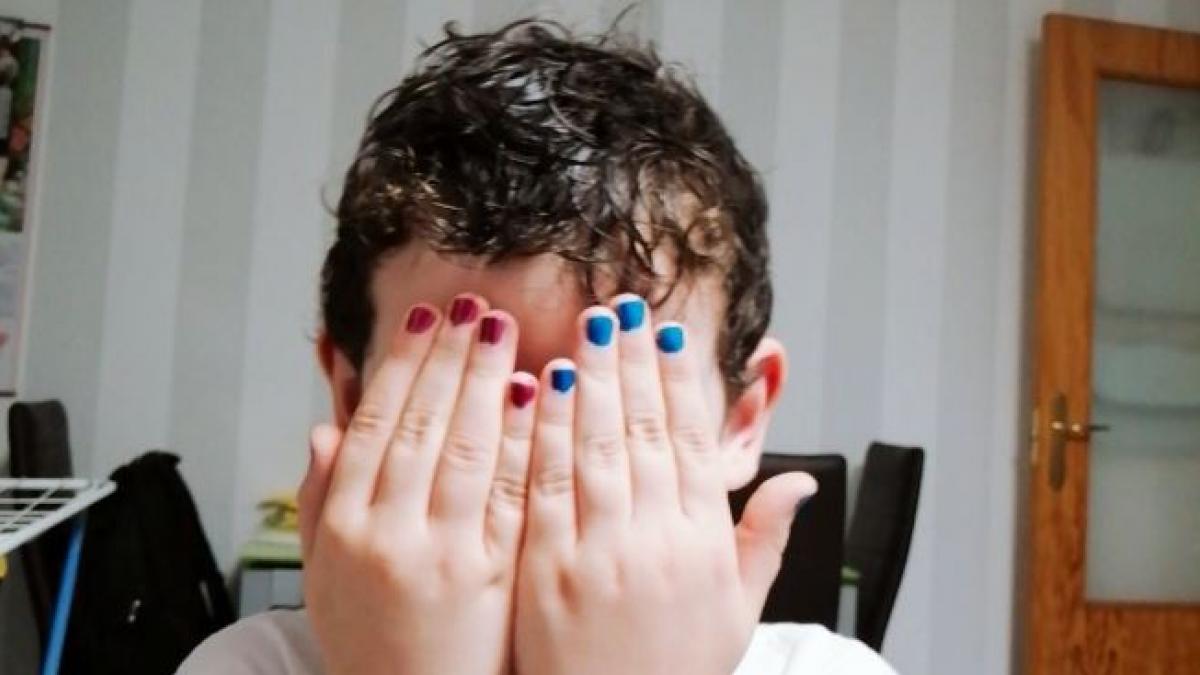 Niño con uñas pintadas