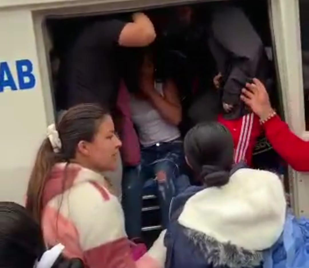 En ambulancias fueron traslados los afectados