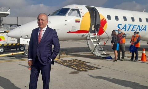 Guillermo Reyes, ministro de Transporte, en el primer vuelo de Satena a Caracas.
