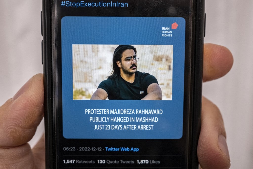 Ejecución pública de joven tras participar en protestas en Irán