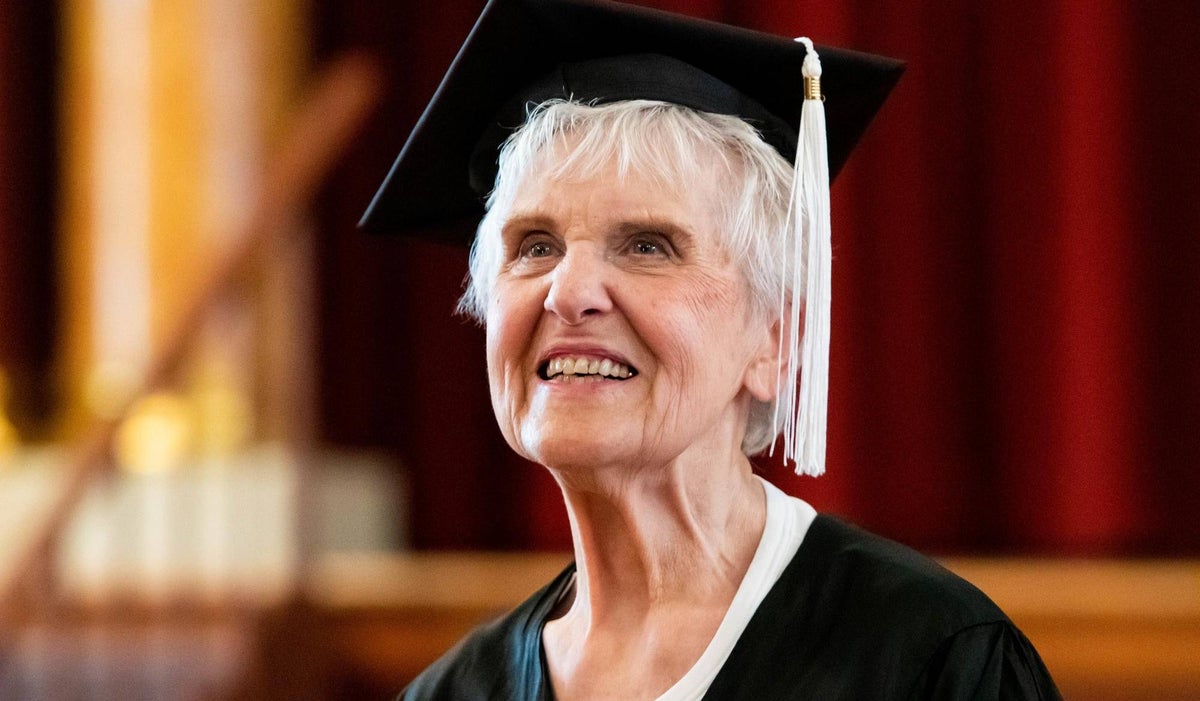 Abuela se graduó a los 90 años