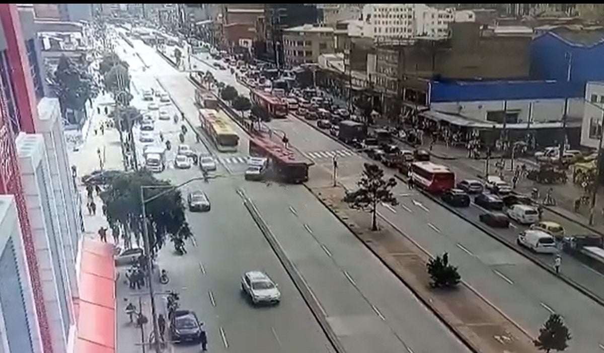 Accidente entre bus de Transmilenio y ambulancia