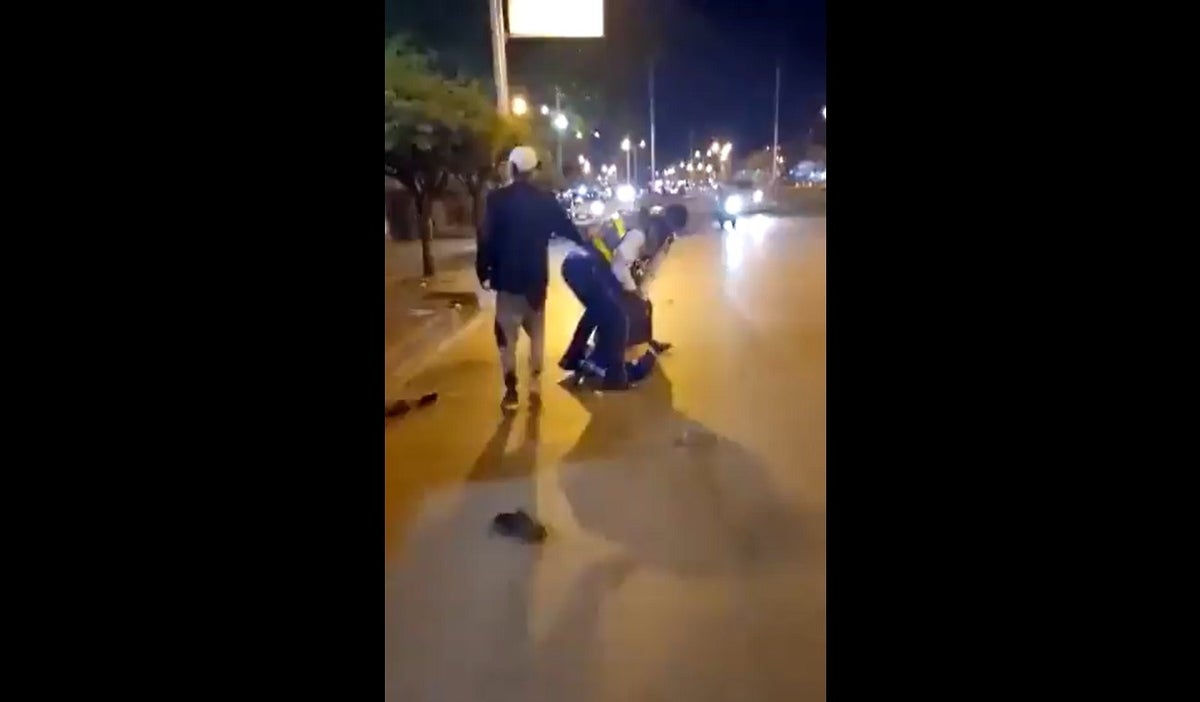 Agentes de policías le pegan a un caleño