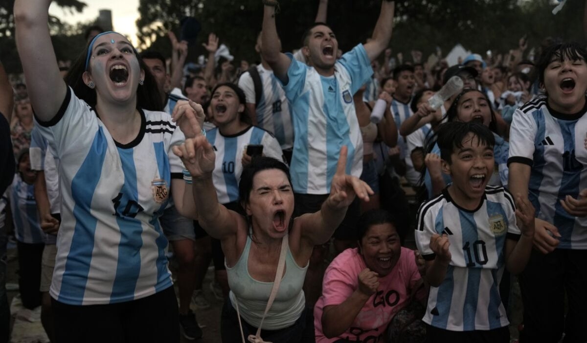 Argentinos celebran el triunfo de la selección