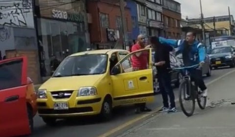 Video: Con un ‘calvazo’, ciclista evitó trancón y riña entre conductores en Bogotá