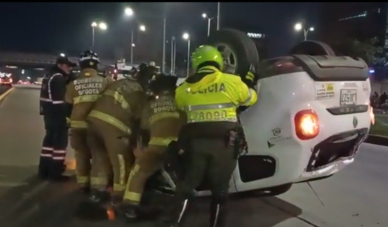 Carro volcado en la Autopista Norte