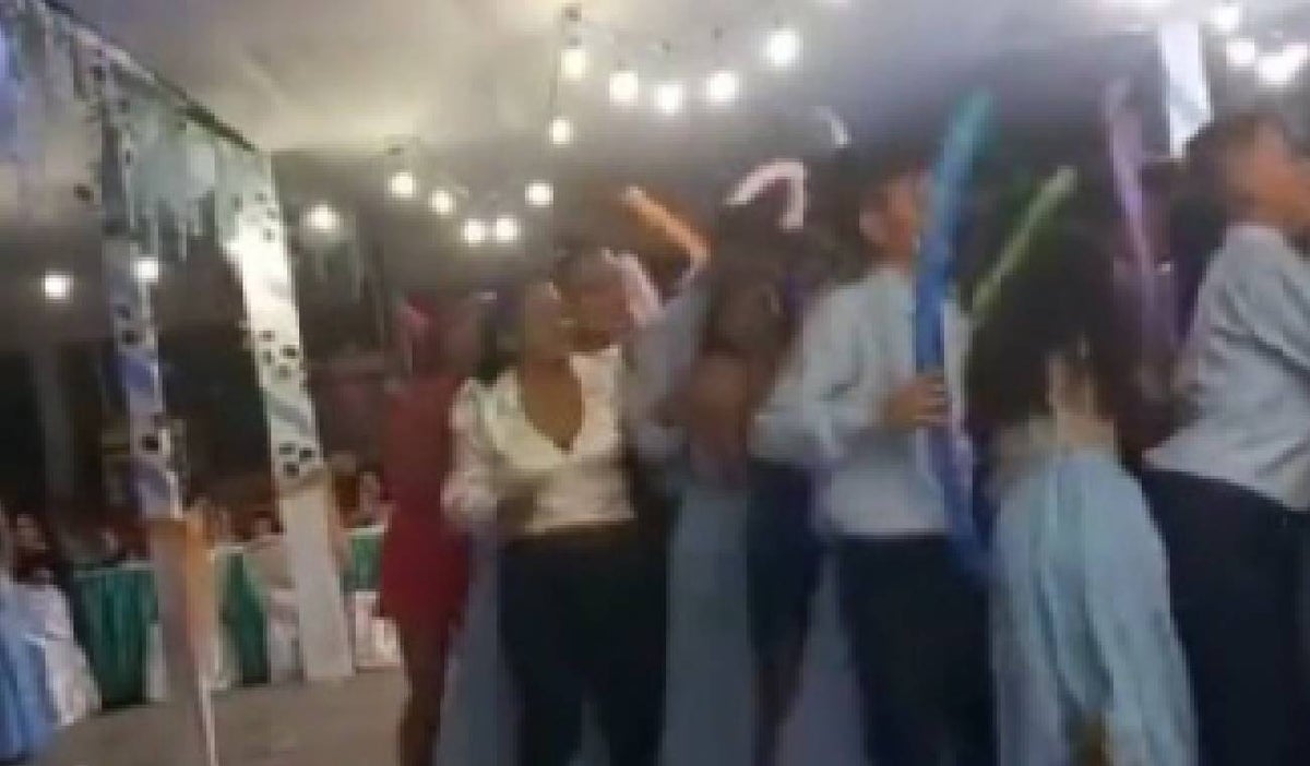 Cerca de 50 jóvenes caen en un hueco durante celebración