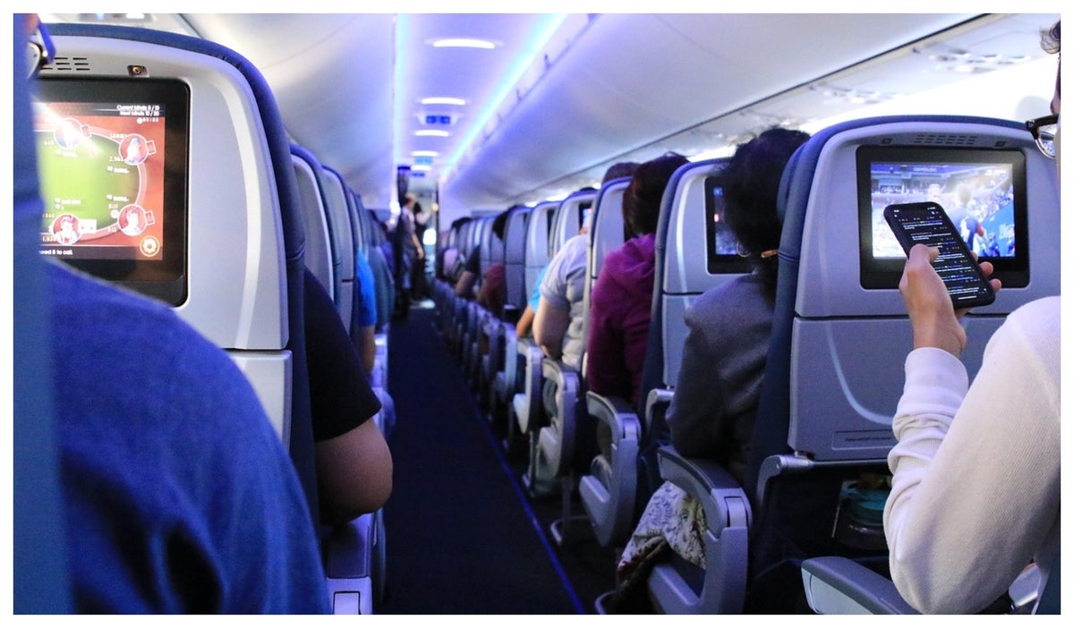 Personas en avión sentadas