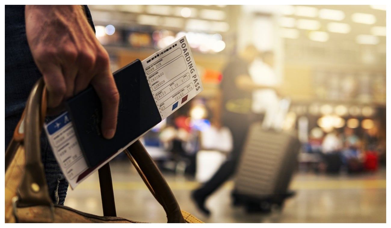 Persona con tiquete de viaje